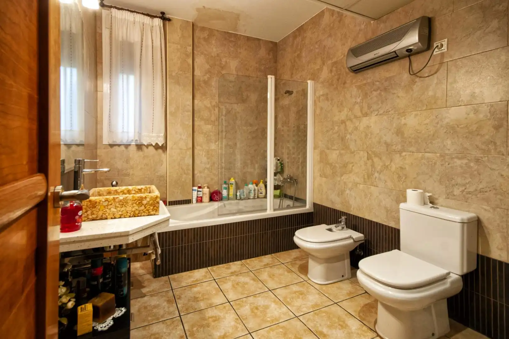 Baño de Finca rústica en venta en Almodóvar del Río con Aire acondicionado, Jardín privado y Piscina