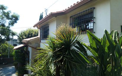 Vista exterior de Casa o xalet en venda en Cerdanyola del Vallès amb Aire condicionat, Calefacció i Jardí privat