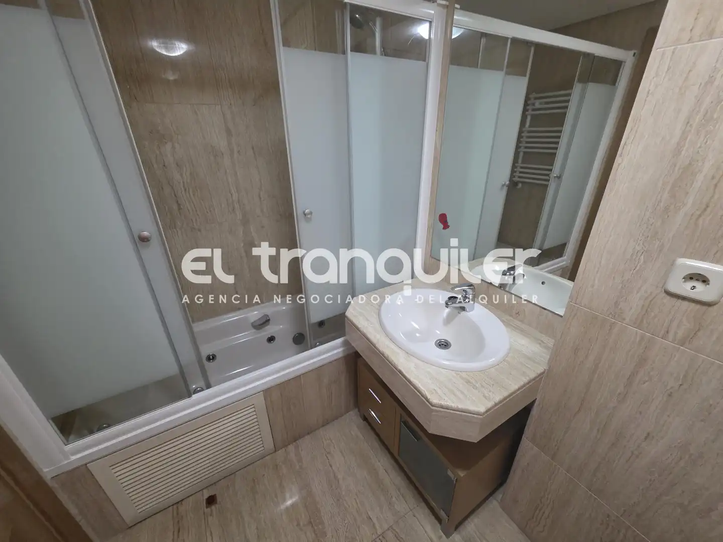 Bathroom of Flat for rent in Madrid  with Air Conditioner, Parquet flooring and Swimming Pool