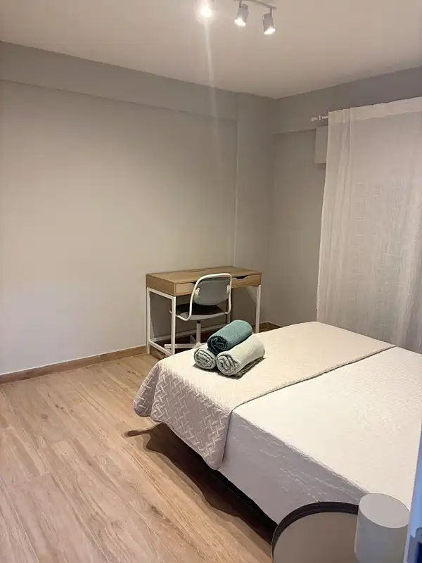 Dormitori de Pis de lloguer en A Coruña Capital  amb Calefacció, Parquet i Moblat