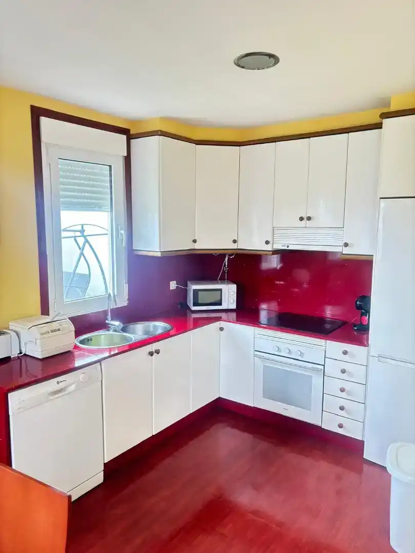 Cuina de Casa o xalet de lloguer en Cangas  amb Jardí privat, Parquet i Moblat