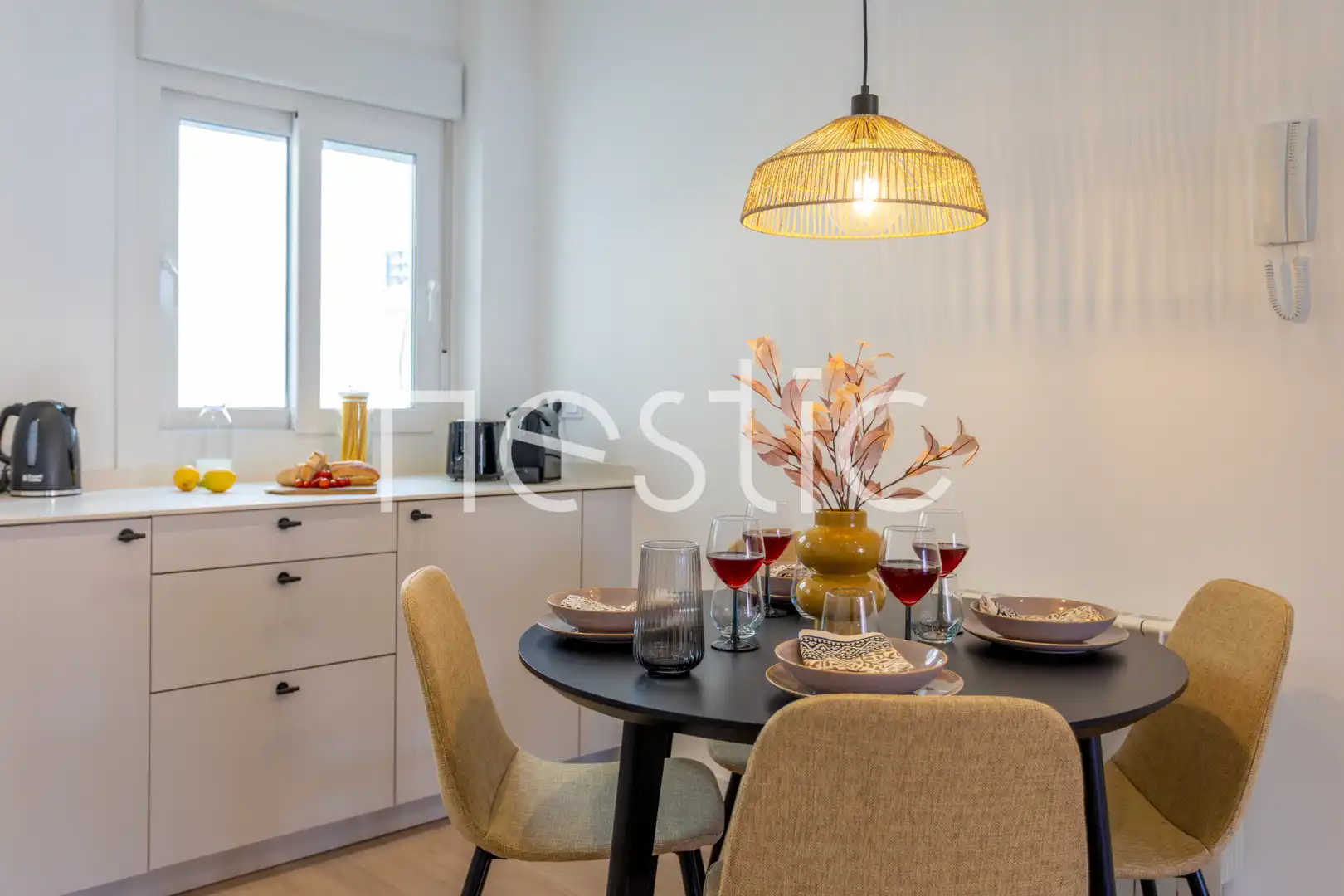 Cuina de Apartament de lloguer en Madrid amb Aire condicionat, Calefacció i Moblat