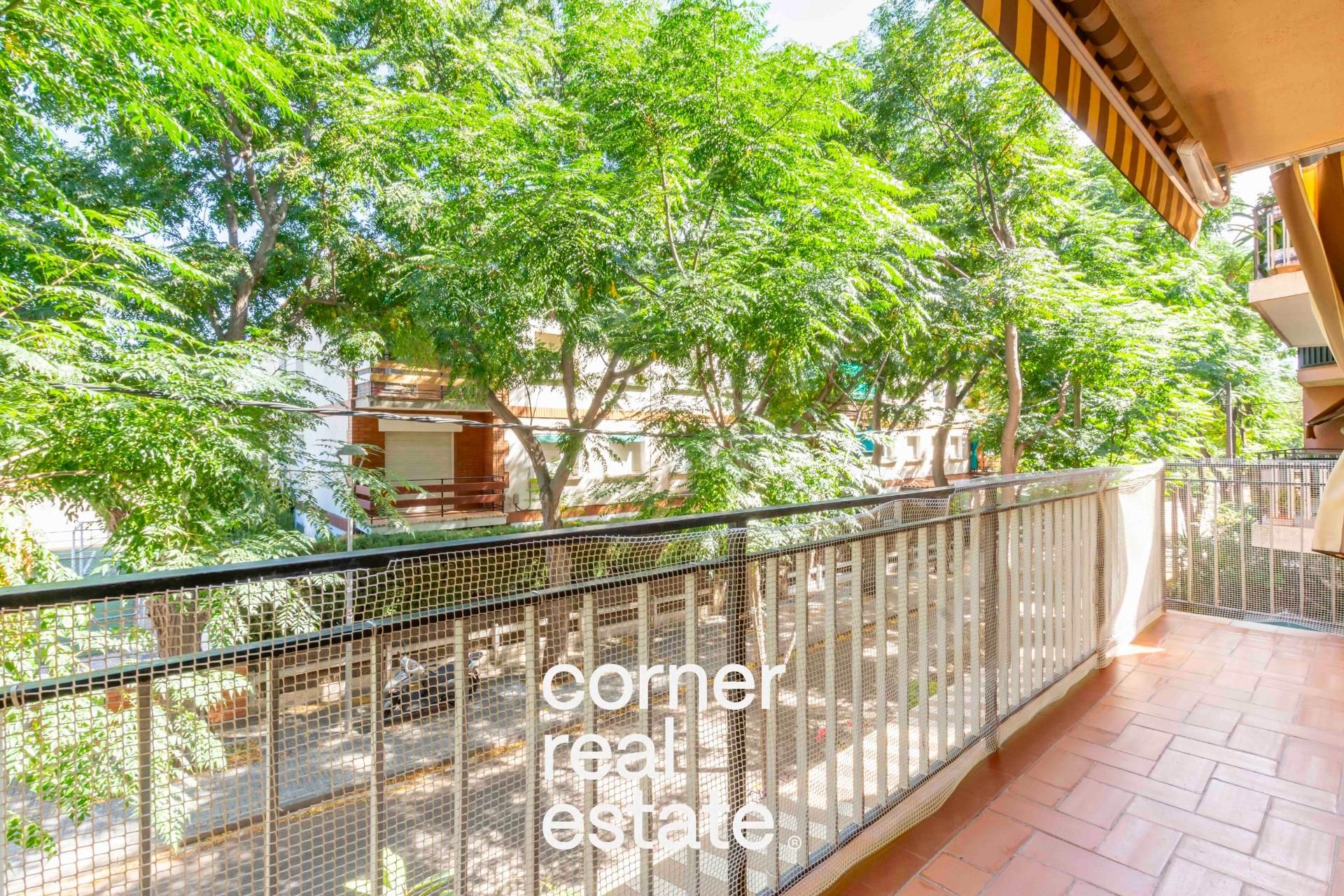 Vista exterior de Pis en venda en Sant Cugat del Vallès amb Balcó