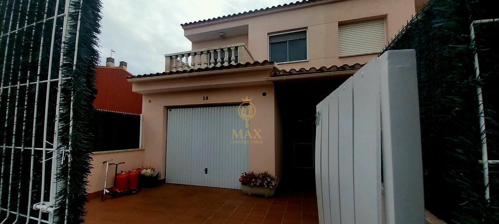 Vista exterior de Casa adosada en venda en Banyeres del Penedès amb Aire condicionat, Jardí privat i Terrassa