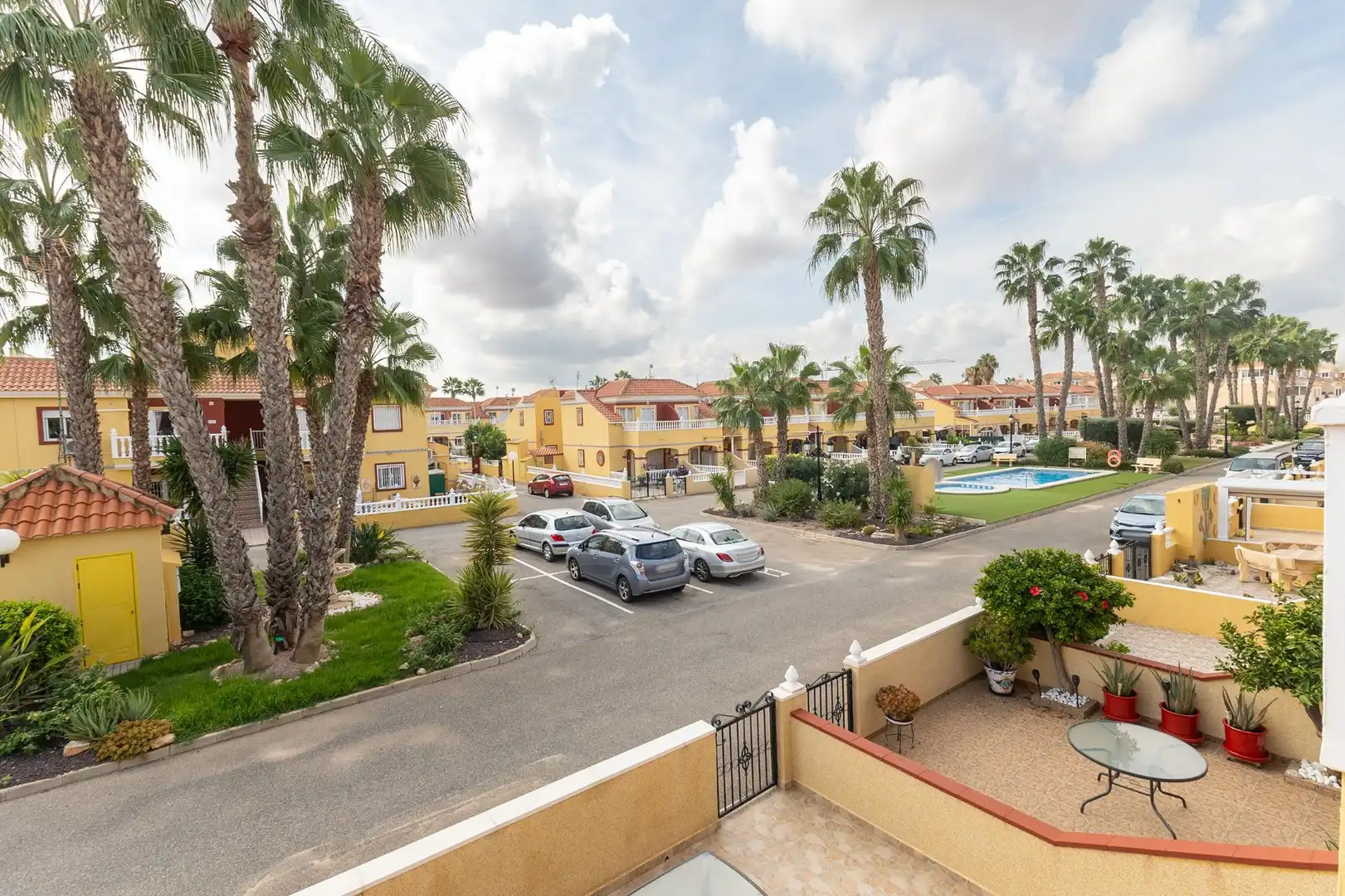 Außenansicht von Einfamilien-Reihenhaus zum Verkauf in Torrevieja mit Privatgarten, Terrasse und Gemeinschaftspool