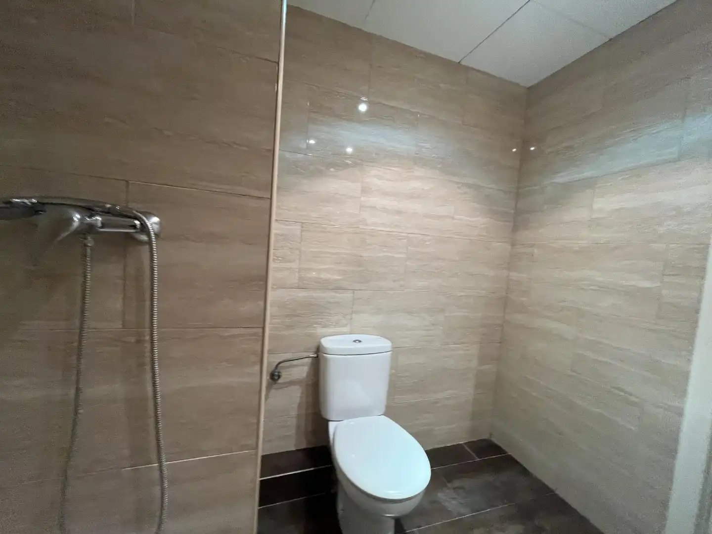 Badezimmer von Wohnung zum Verkauf in Girona mit Heizung und Parkett