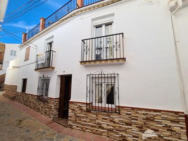 Casa amb balcó en venda a Calle Colmenar
