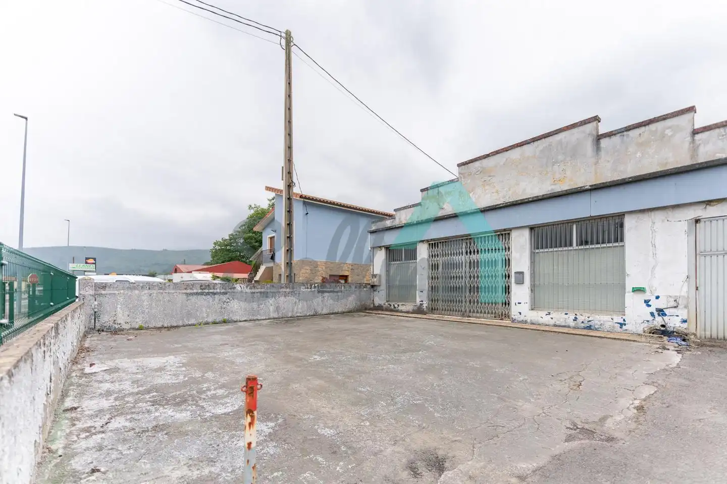 Vista exterior de Nau industrial en venda en Llanes