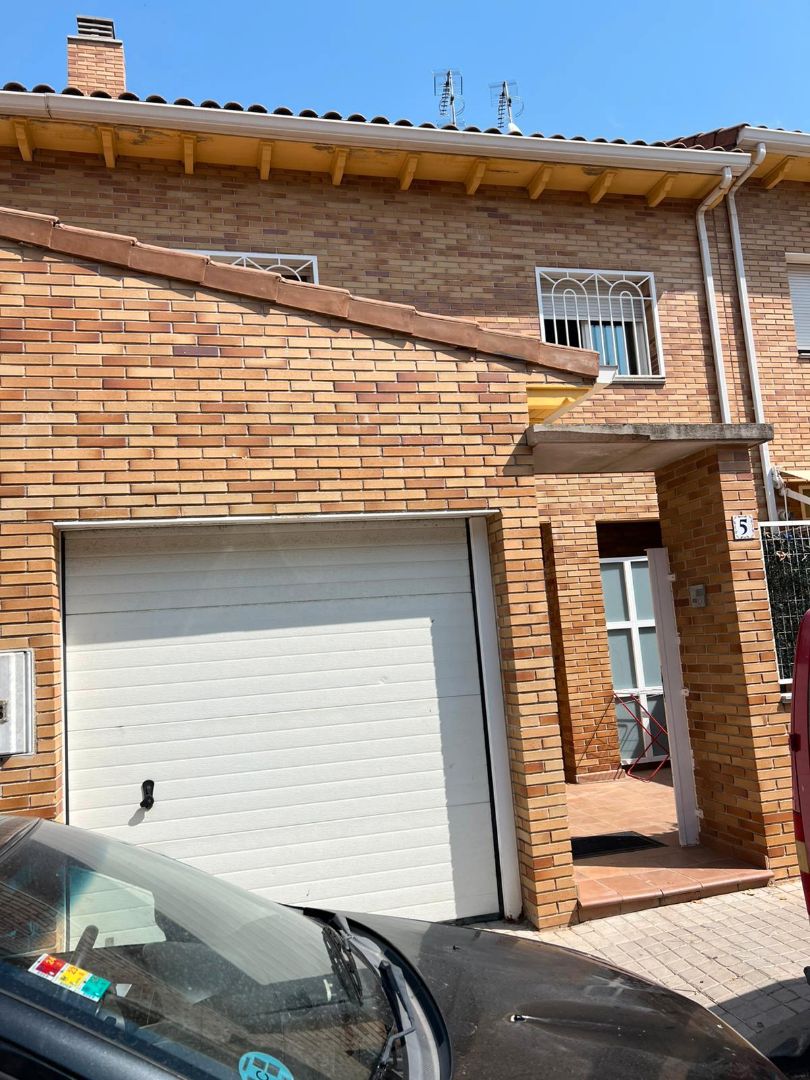 Vista exterior de Casa o xalet en venda en Seseña amb Aire condicionat, Calefacció i Moblat