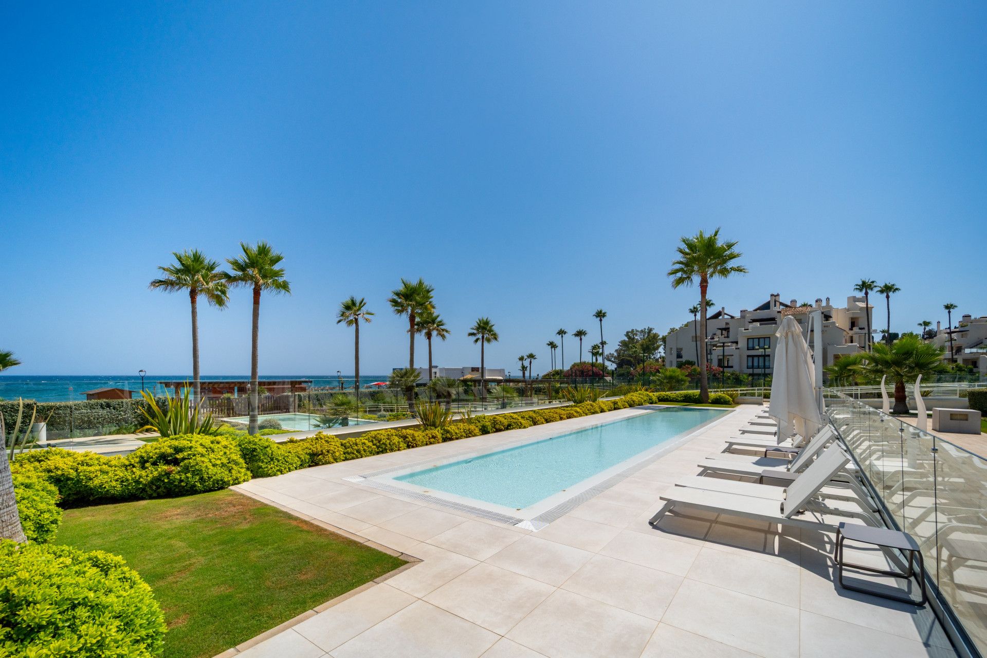 Piscina de Casa adosada en venda en Estepona amb Aire condicionat, Terrassa i Moblat