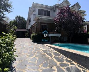 Vista exterior de Casa adosada en venda en Moralzarzal amb Aire condicionat, Calefacció i Jardí privat