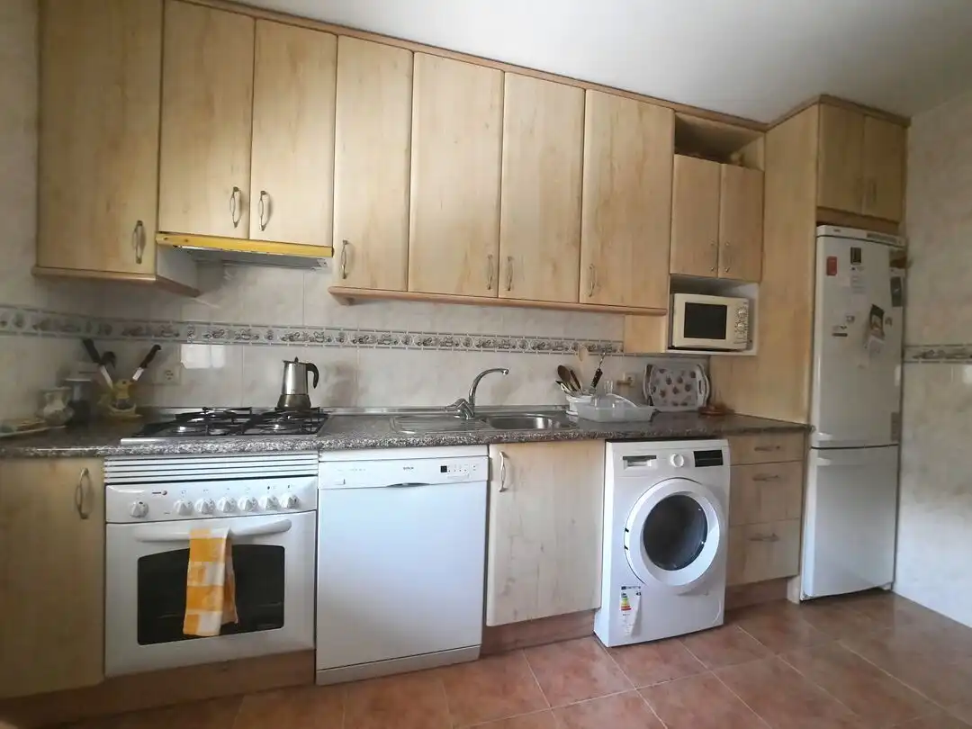 Cocina de Casa adosada en venta en Escalona con Aire acondicionado, Calefacción y Jardín privado