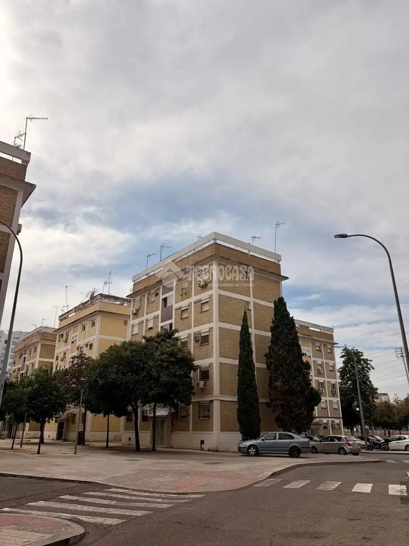 Vista exterior de Pis en venda en Sevilla amb Calefacció