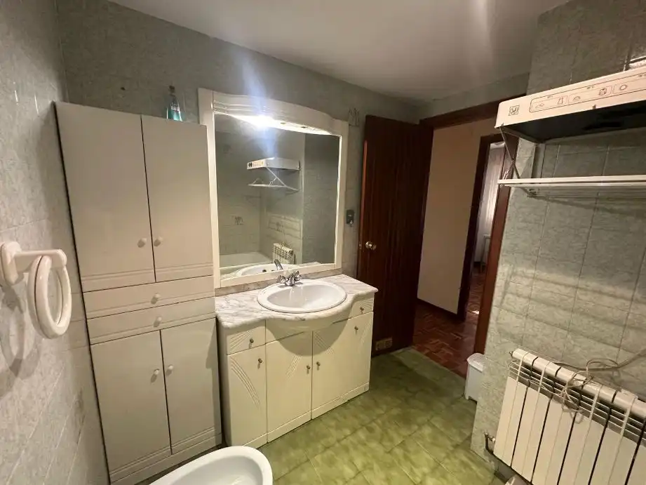 Bathroom of Flat for rent in  Pamplona / Iruña  with Heating, Parquet flooring and Terrace