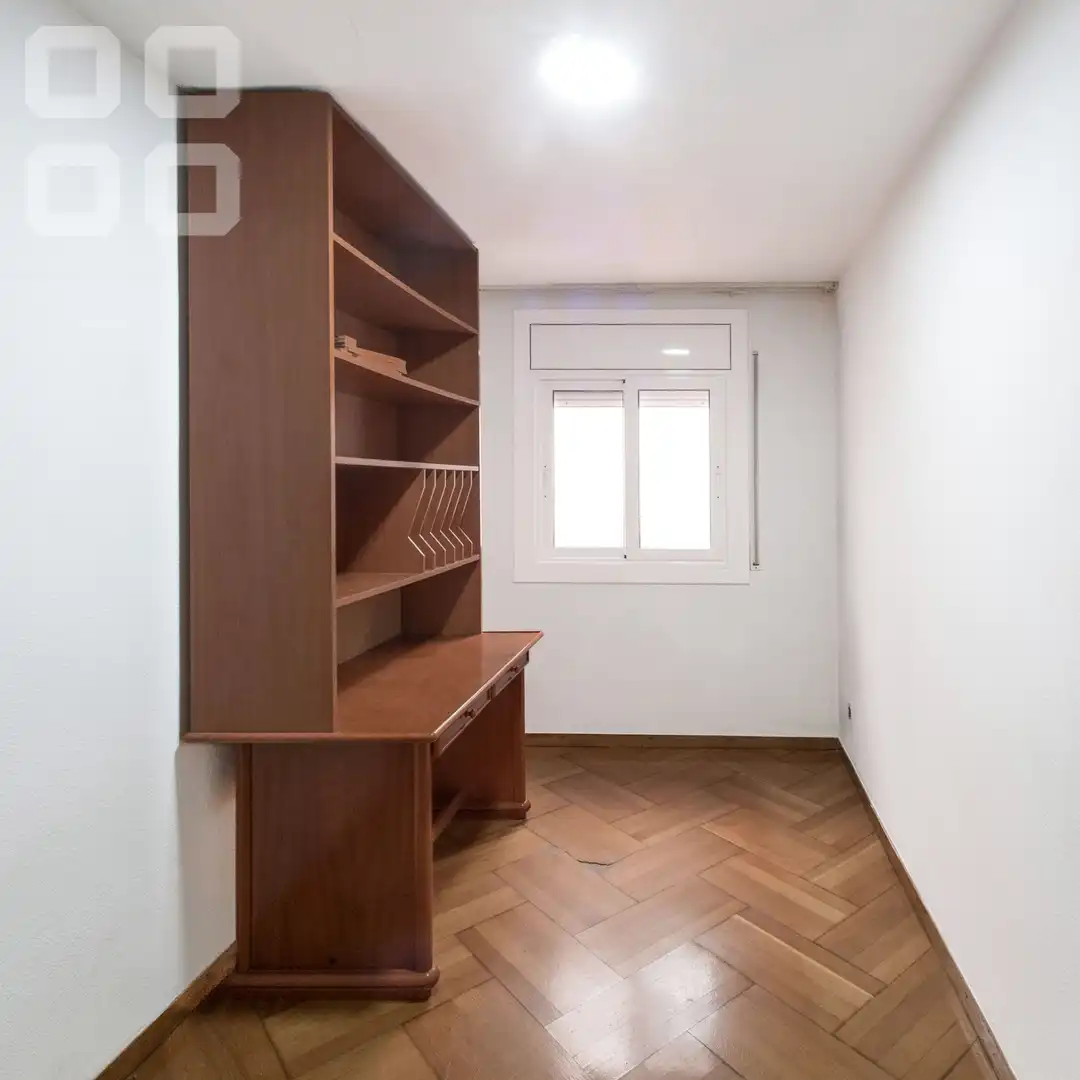 Habitación de Piso en venta en L'Hospitalet de Llobregat con Parquet, Terraza y Balcón