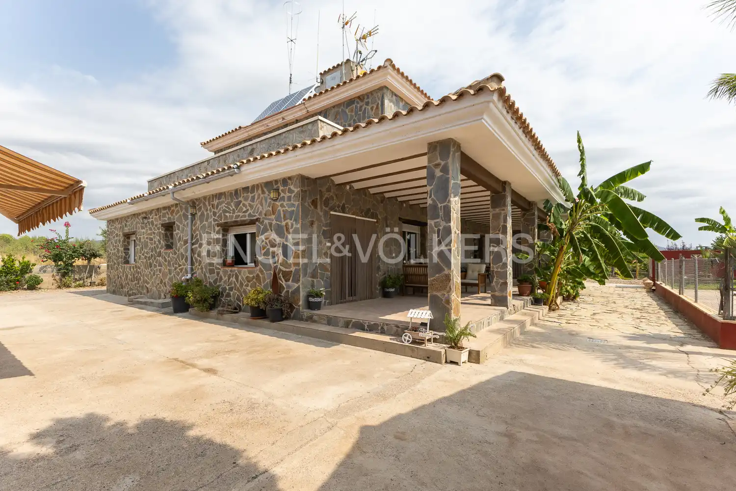Vista exterior de Casa o chalet en venta en Casinos con Calefacción, Jardín privado y Terraza