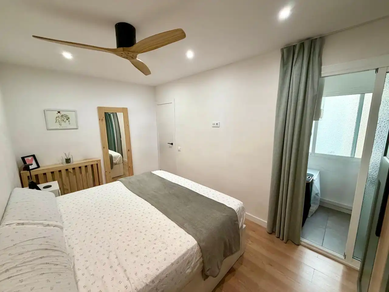 Bedroom of Attic for sale in Barcelona  with Air Conditioner, Heating and Parquet flooring