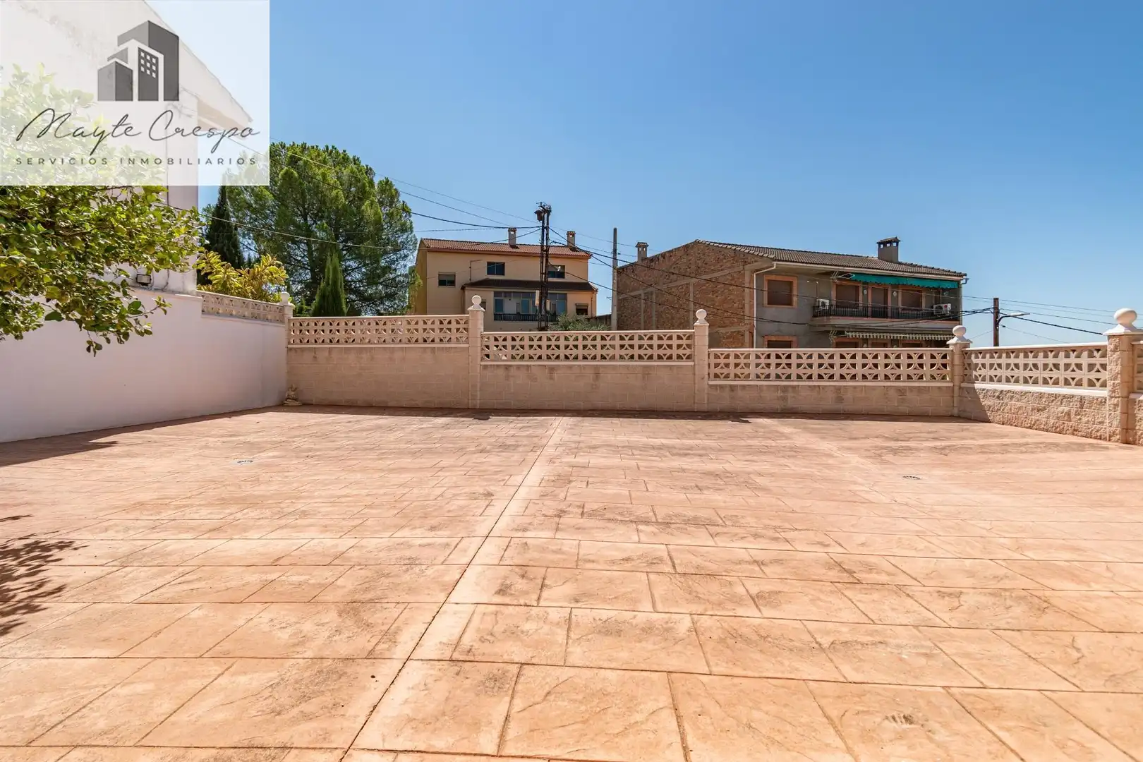 Vista exterior de Casa adosada en venta en Jun con Terraza, Amueblado y Alarma