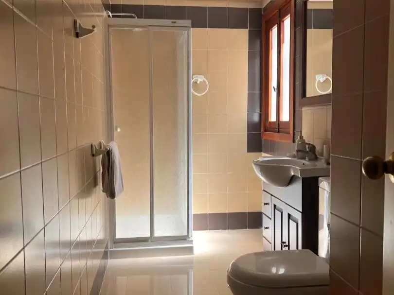 Badezimmer von Wohnung zur Miete in Manilva mit Terrasse, Möbliert und Waschmaschine