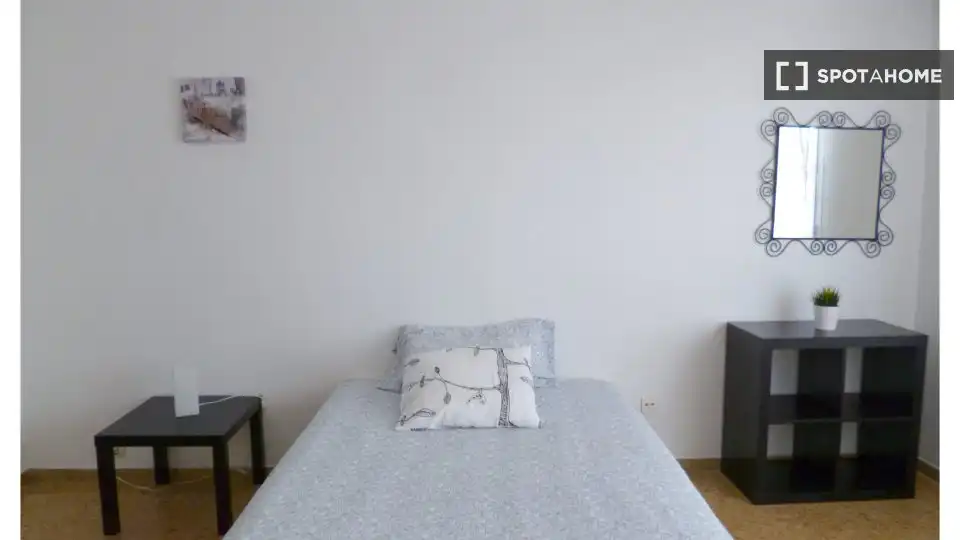 Habitación de Piso de alquiler en Zaragoza con Aire acondicionado, Calefacción y Amueblado