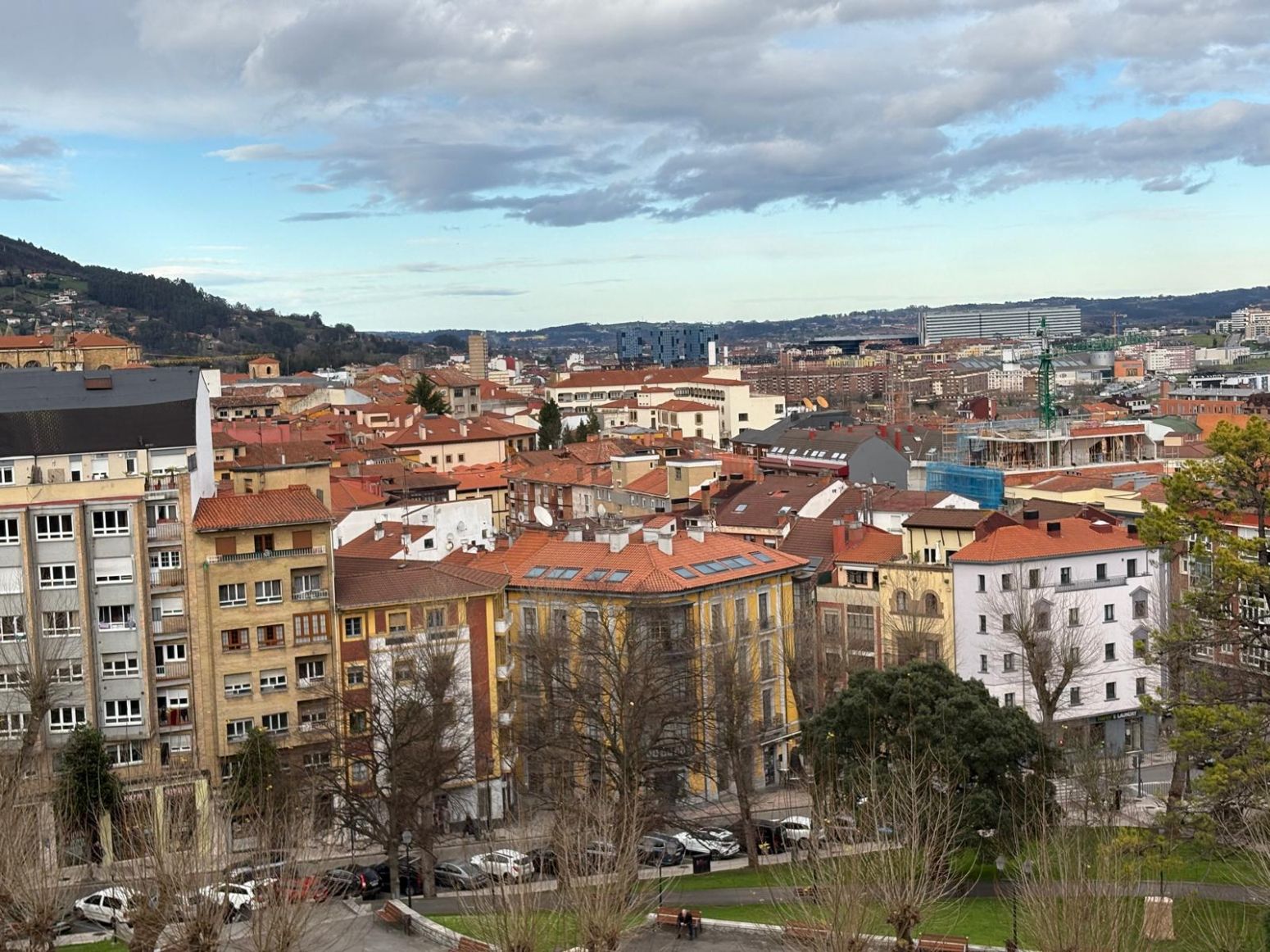Vista exterior de Piso en venta en Oviedo  con Parquet, Trastero y Balcón