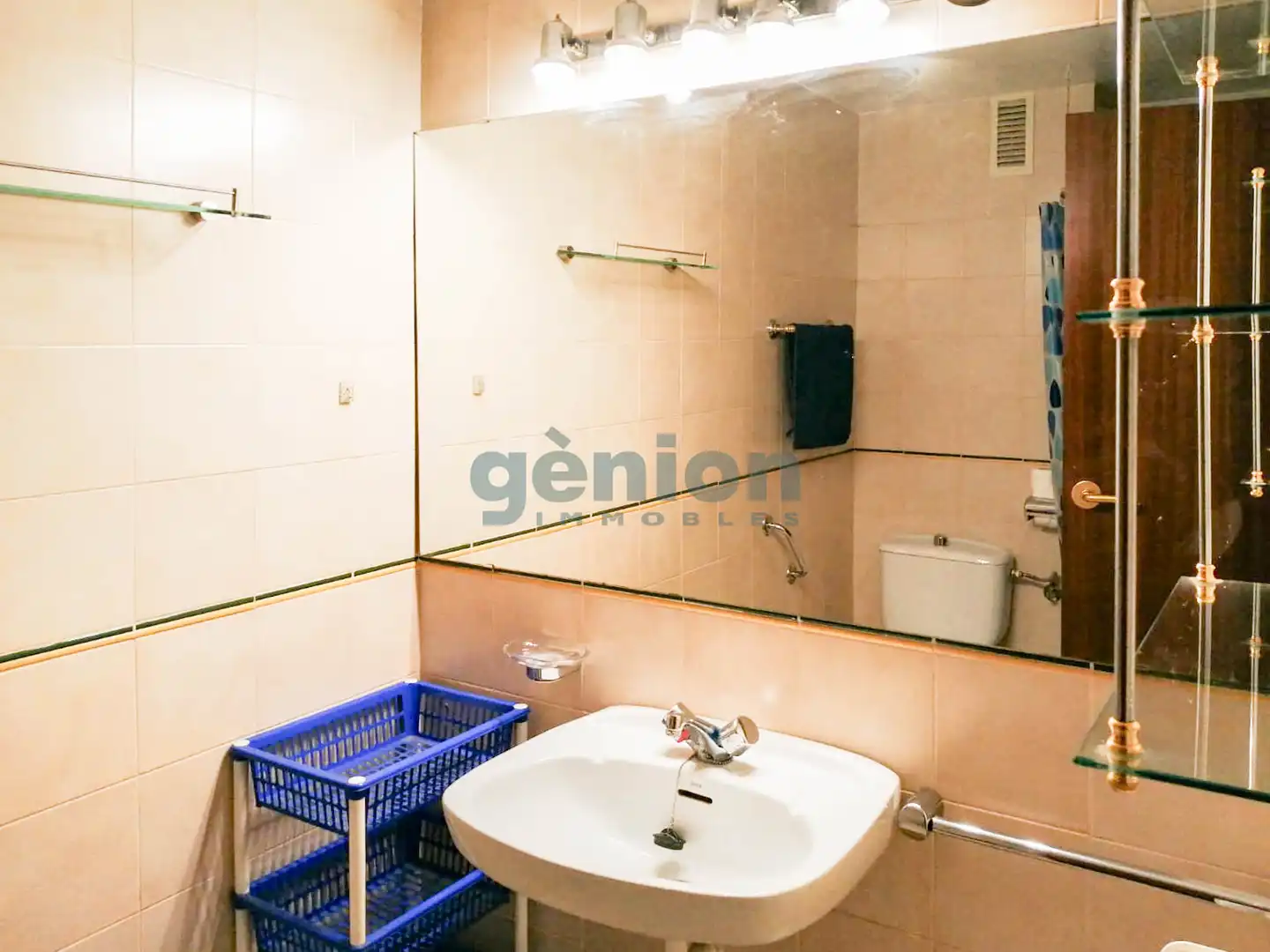 Bany de Pis en venda en Girona amb Terrassa