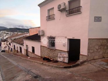 Casa aparellada amb balcó en venda a Zona de la Vega