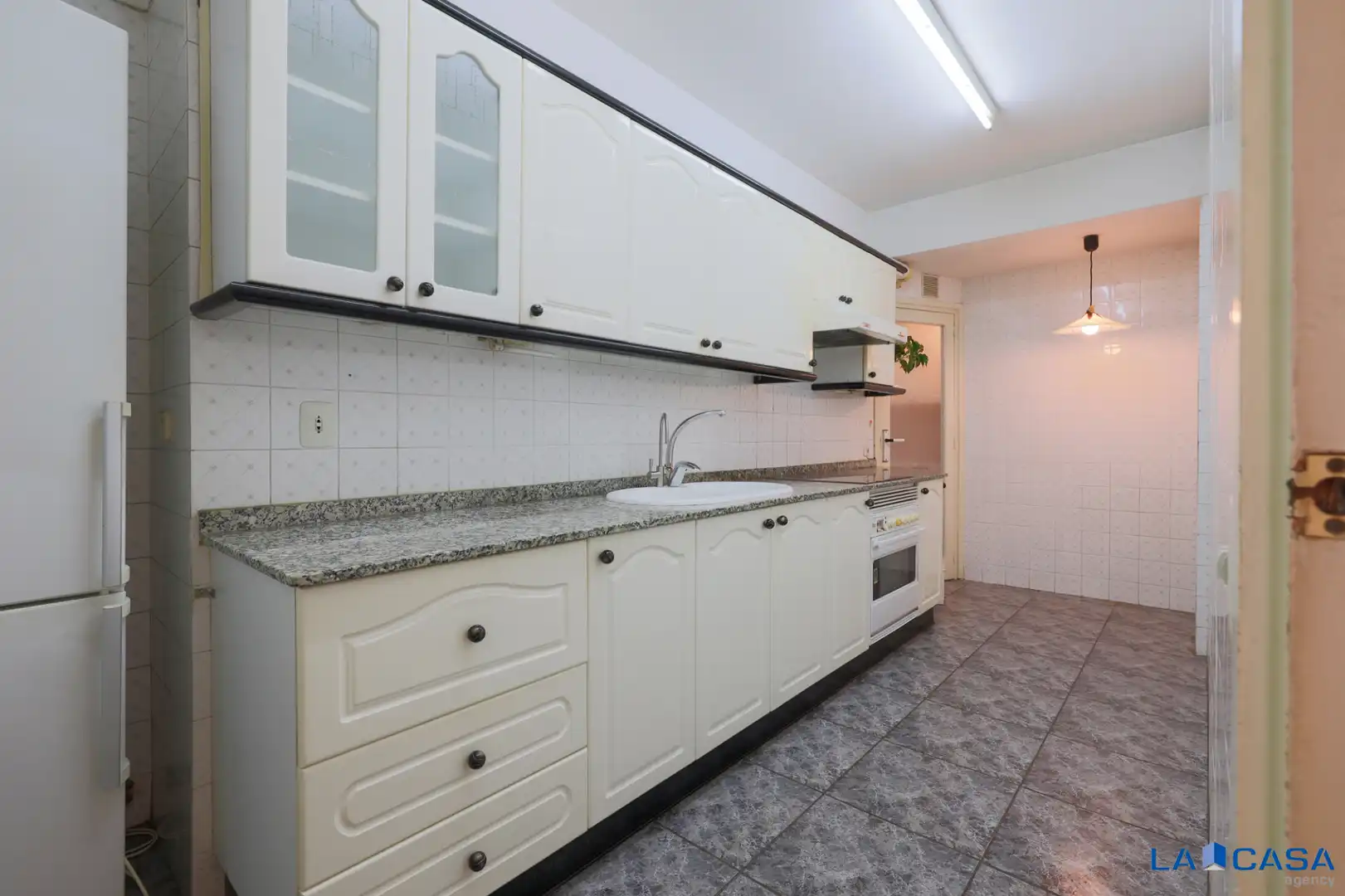 Küche von Wohnung zum Verkauf in Barcelona mit Klimaanlage, Heizung und Ofen
