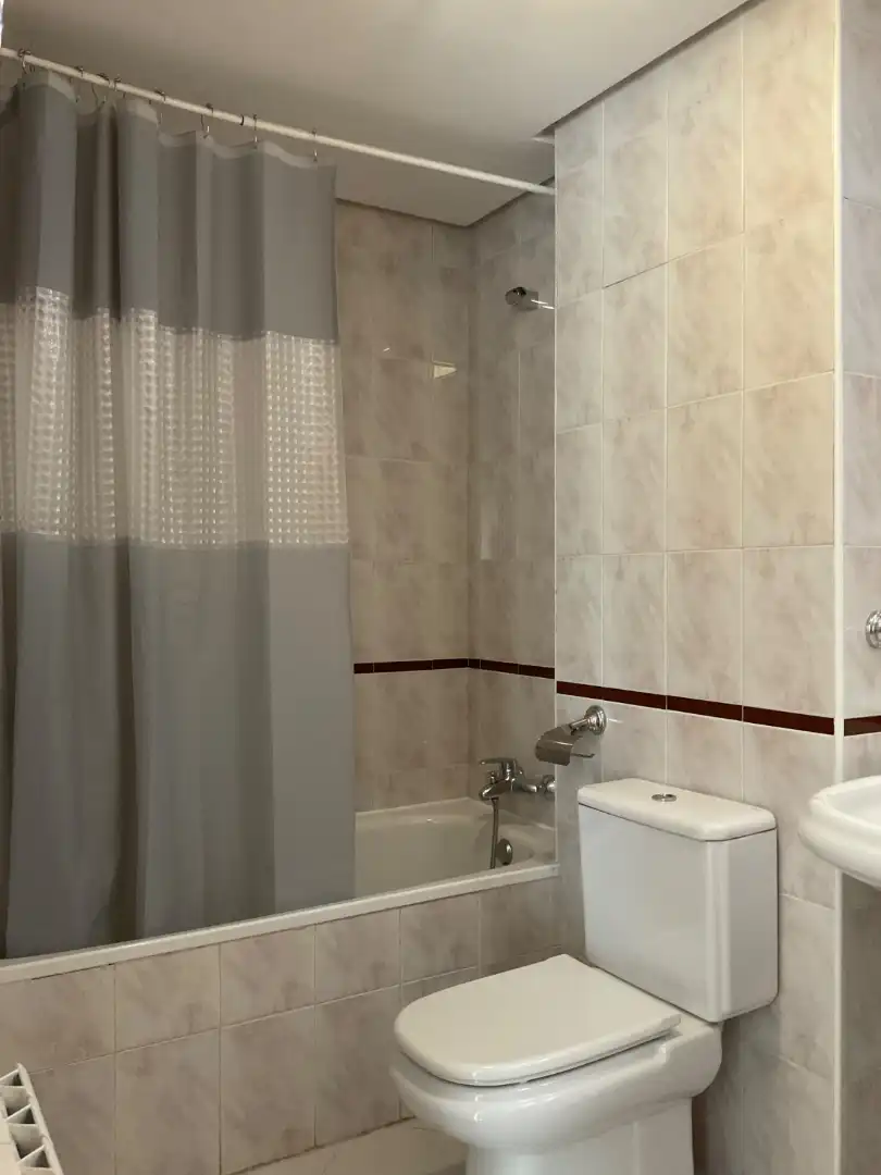 Baño de Piso de alquiler en Alcalá de Henares con Aire acondicionado, Calefacción y Parquet
