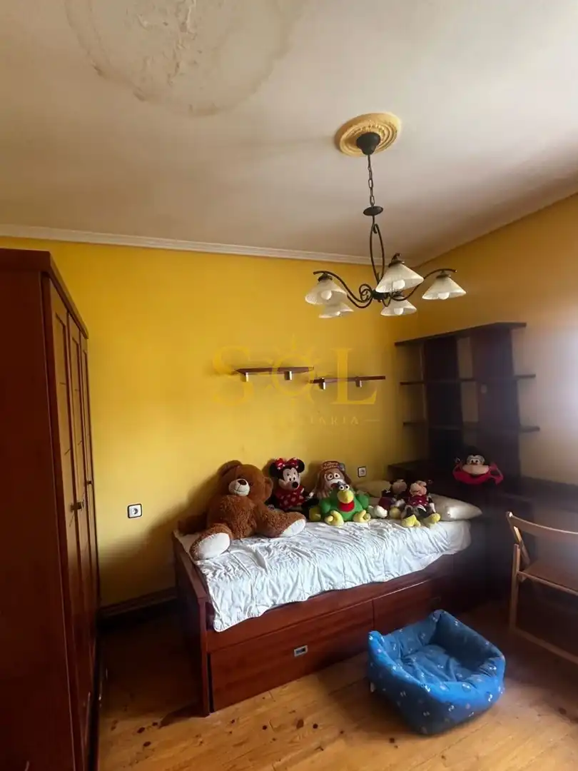 Dormitori de Casa o xalet en venda en León Capital  amb Calefacció, Jardí privat i Terrassa