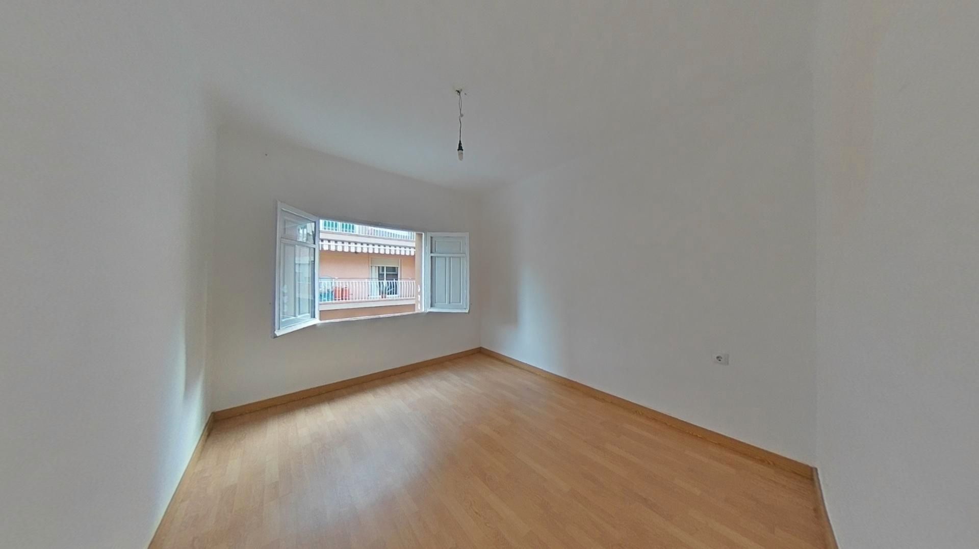 Dormitori de Pis en venda en Badalona amb Calefacció i Moblat