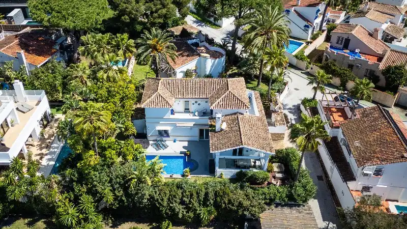 Außenansicht von Einfamilien-Reihenhaus zum Verkauf in Marbella mit Terrasse