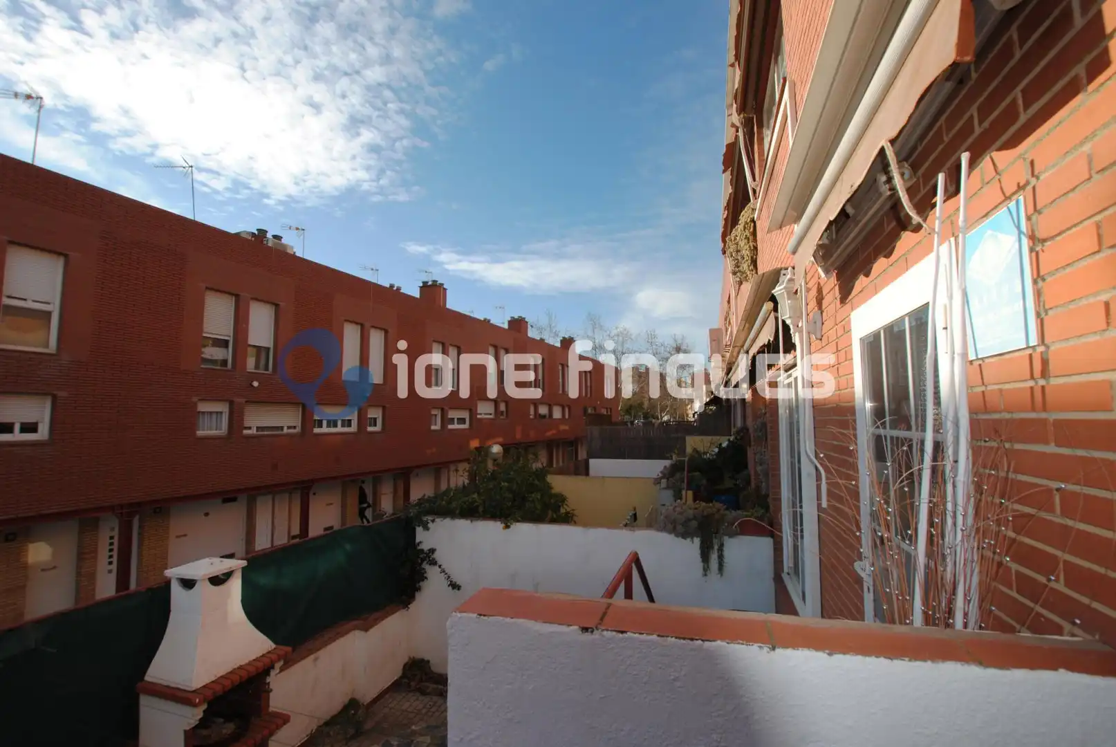 Vista exterior de Casa adosada en venda en Sabadell amb Calefacció, Terrassa i Balcó