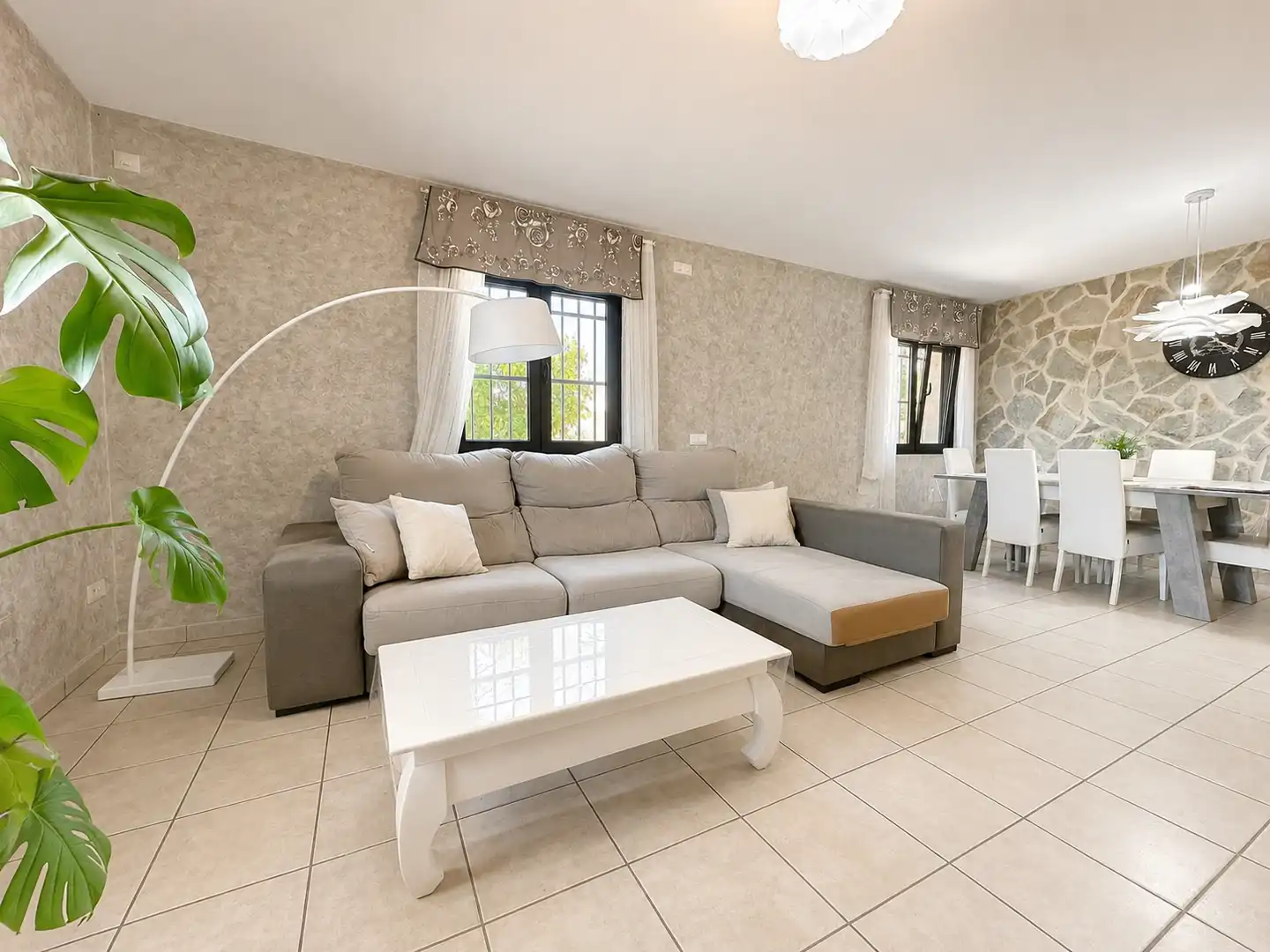 Sala de estar de Casa o chalet en venta en Nuevo Baztán con Aire acondicionado, Calefacción y Jardín privado