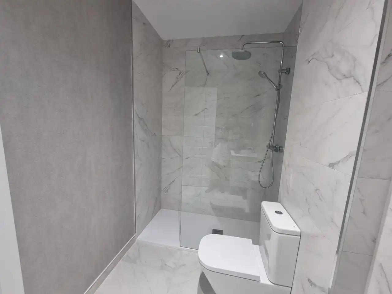 Baño de Planta baja de alquiler en Santander con Calefacción, Jardín privado y Parquet