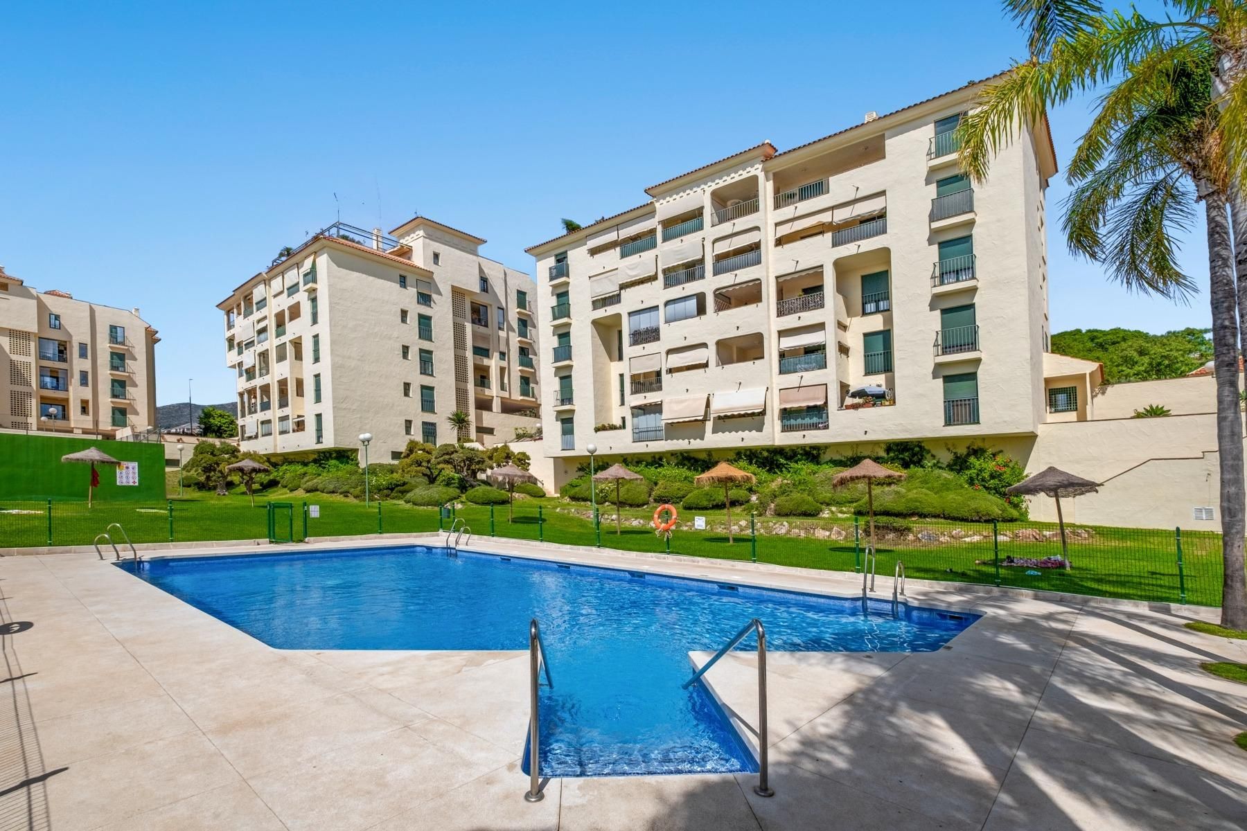 Vista exterior de Pis en venda en Benalmádena amb Aire condicionat, Jardí privat i Terrassa