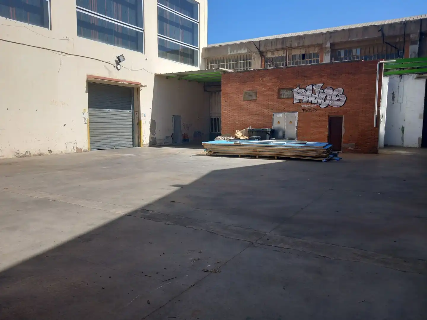 Vista exterior de Nave industrial en venta en L'Hospitalet de Llobregat