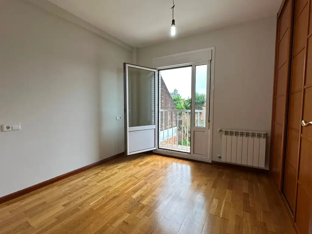 Dormitori de Casa adosada en venda en Gijón  amb Calefacció, Parquet i Terrassa
