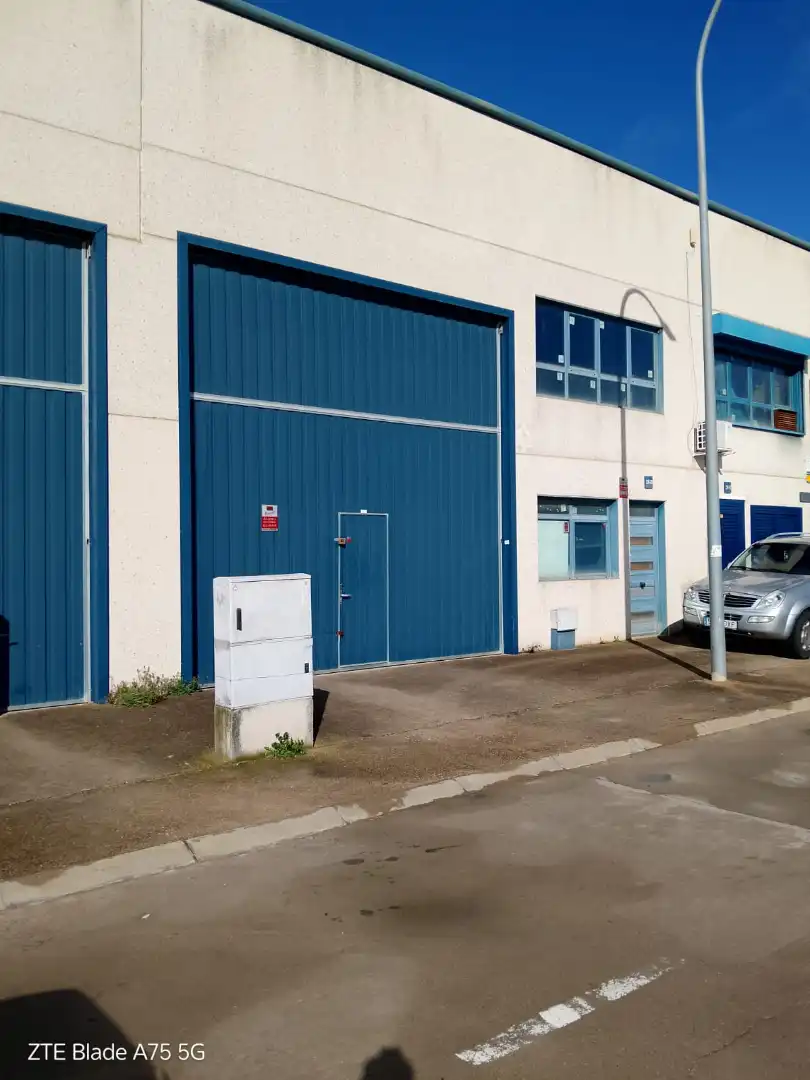 Vista exterior de Nave industrial en venta en El Viso de San Juan