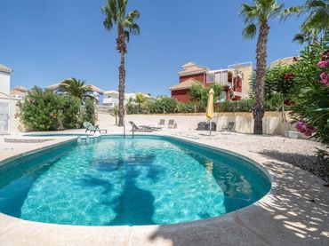 Adosado con piscina en venta en Orihuela Costa