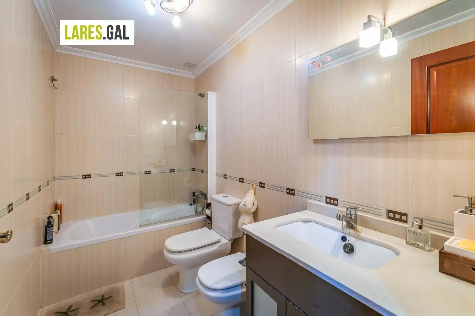 Badezimmer von Einfamilien-Reihenhaus zum Verkauf in Cangas  mit Heizung, Terrasse und Abstellraum