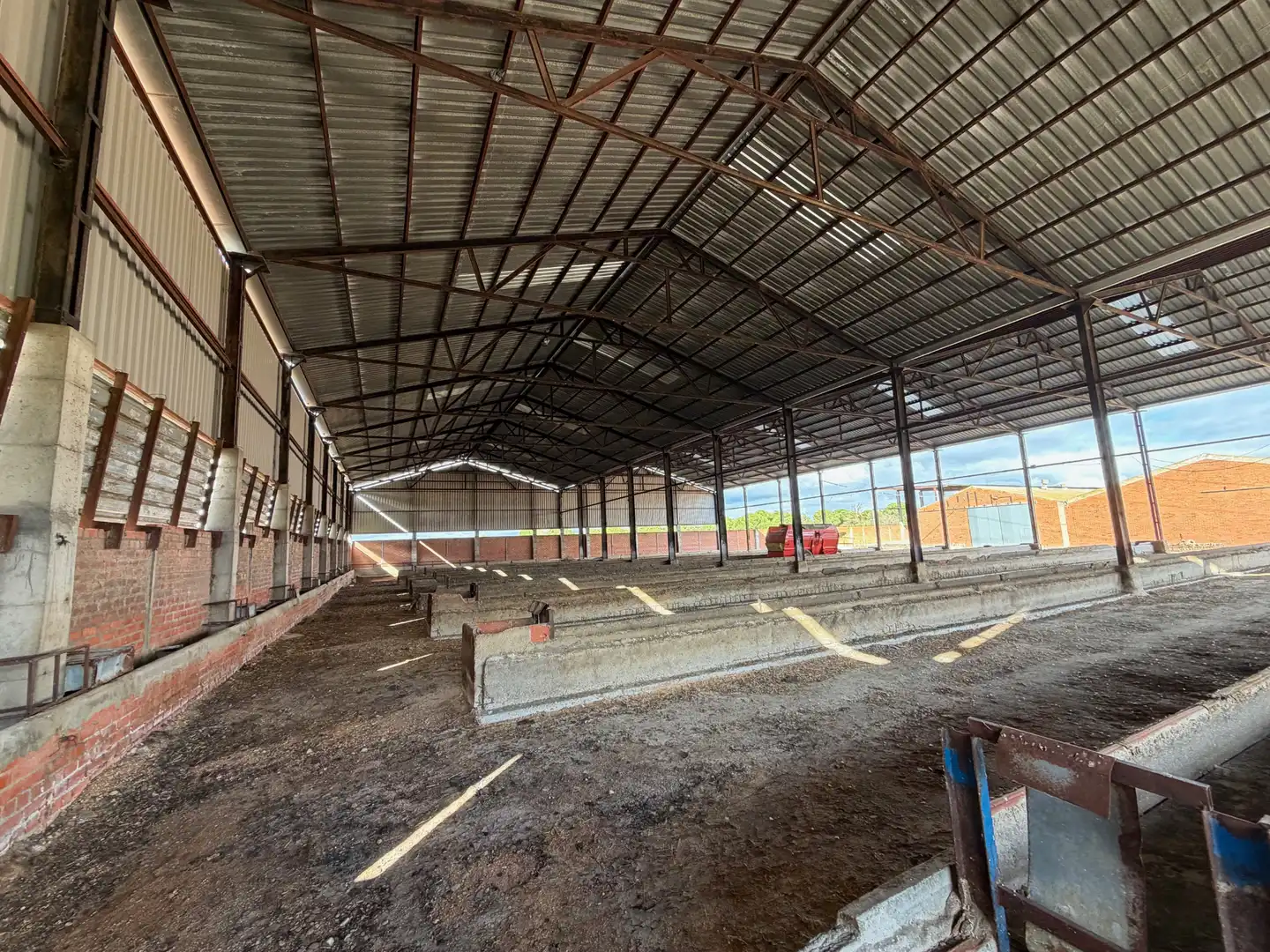 Vista exterior de Nau industrial en venda en Hornillos de Eresma amb Calefacció