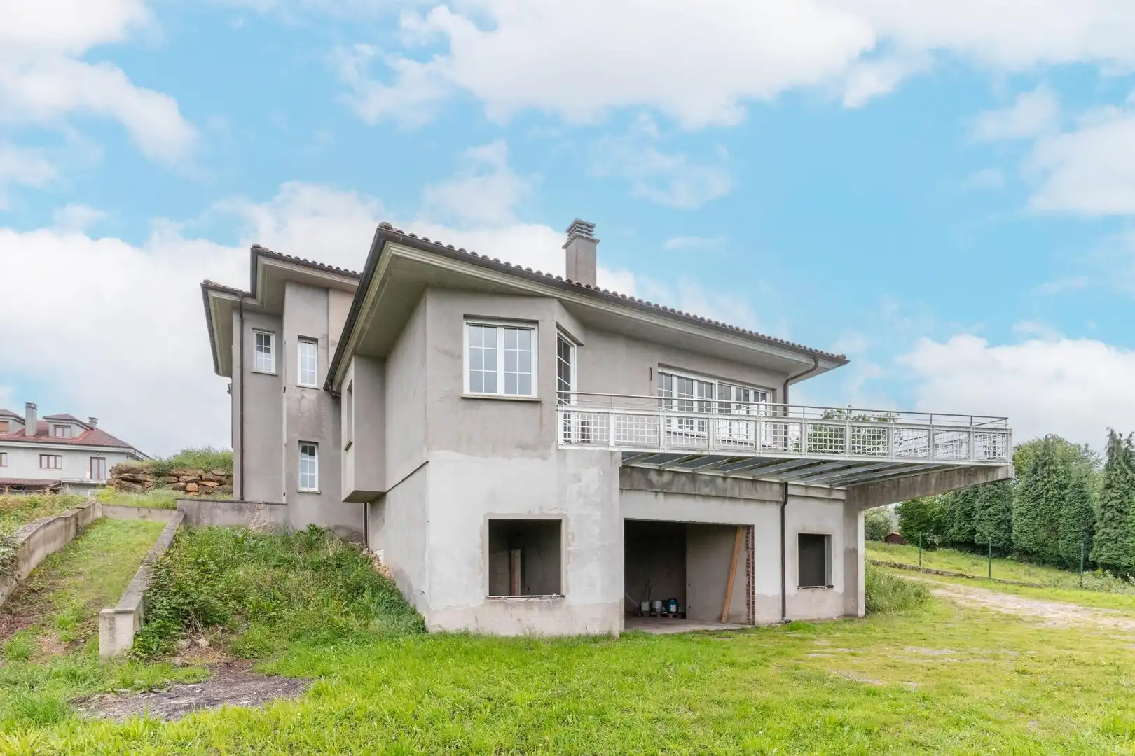 Vista exterior de Casa o xalet en venda en Oviedo  amb Jardí privat, Terrassa i Balcó