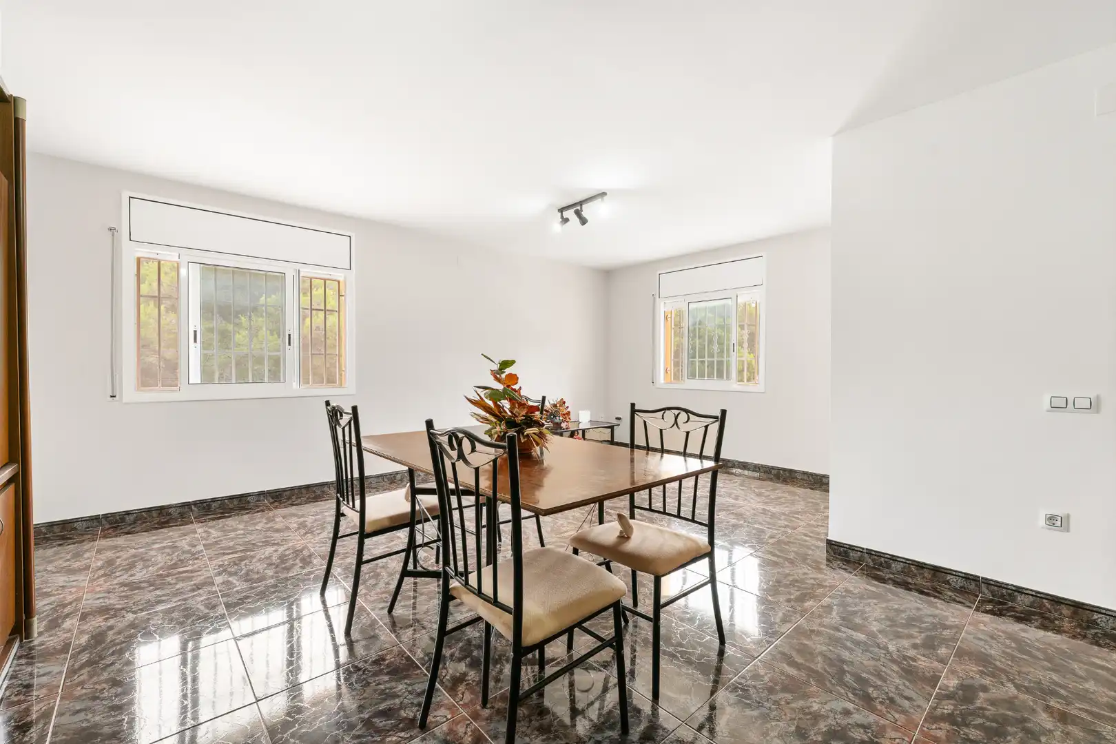 Menjador de Casa o xalet en venda en Castellet i la Gornal amb Jardí privat, Terrassa i Moblat