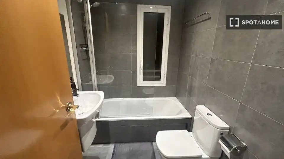Badezimmer von Wohnung zur untervermieten in Sant Adrià de Besòs mit Klimaanlage, Terrasse und Möbliert