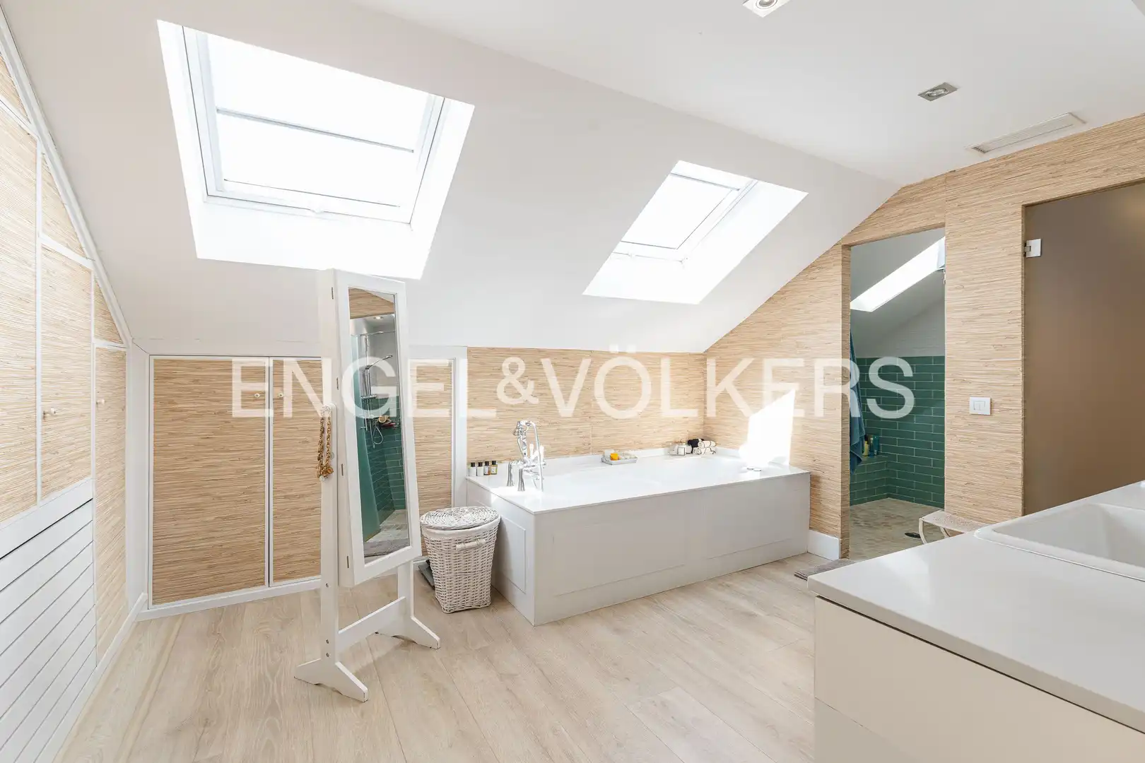 Baño de Casa adosada en venta en Madrid con Aire acondicionado, Calefacción y Jardín privado