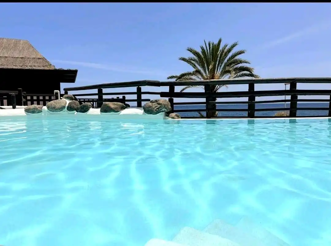 Schwimmbecken von Erdgeschoss zum Verkauf in San Bartolomé de Tirajana mit Klimaanlage, Terrasse und Möbliert