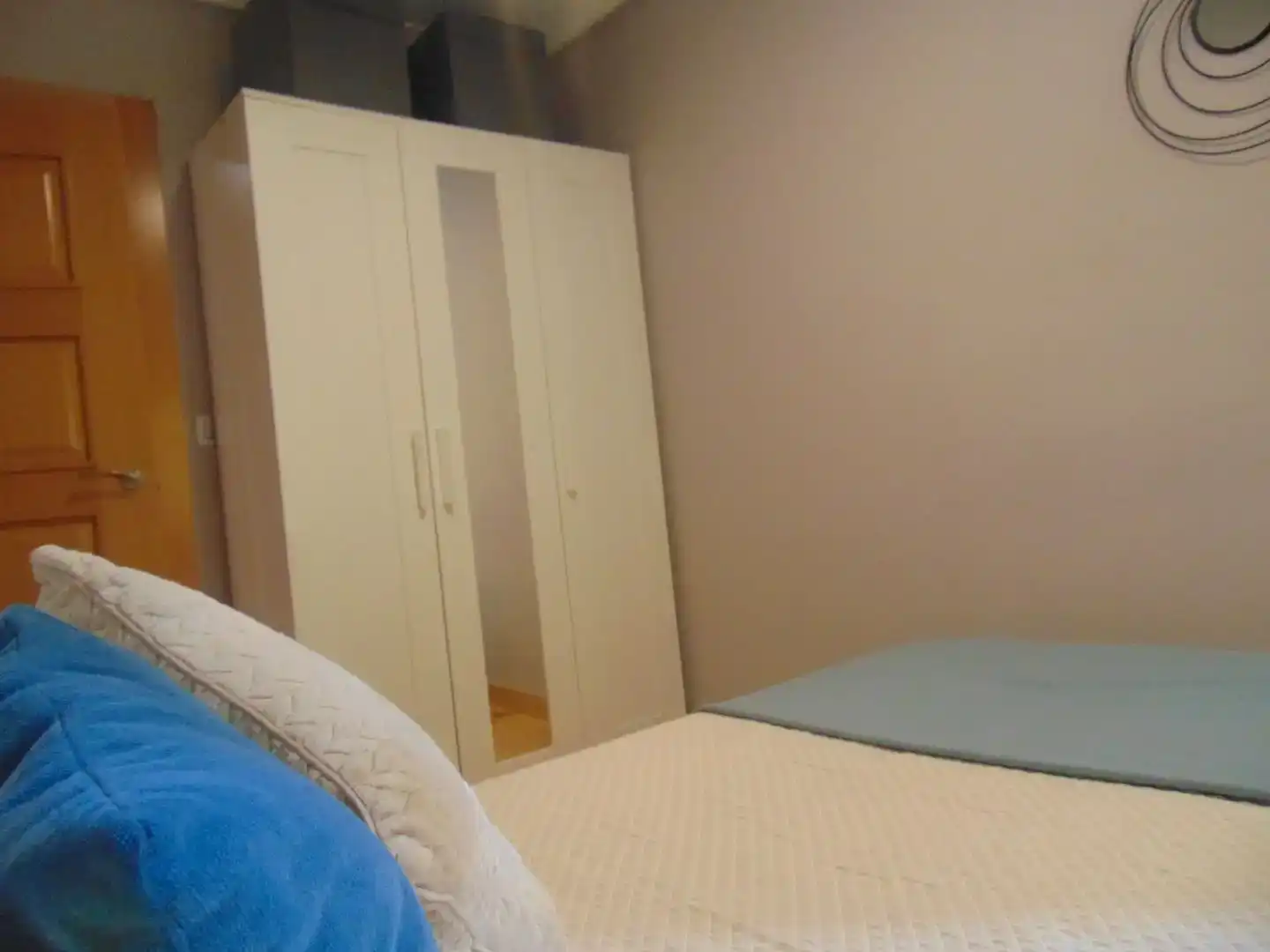Schlafzimmer von Wohnung zur Miete in Lena mit Parkett und Möbliert