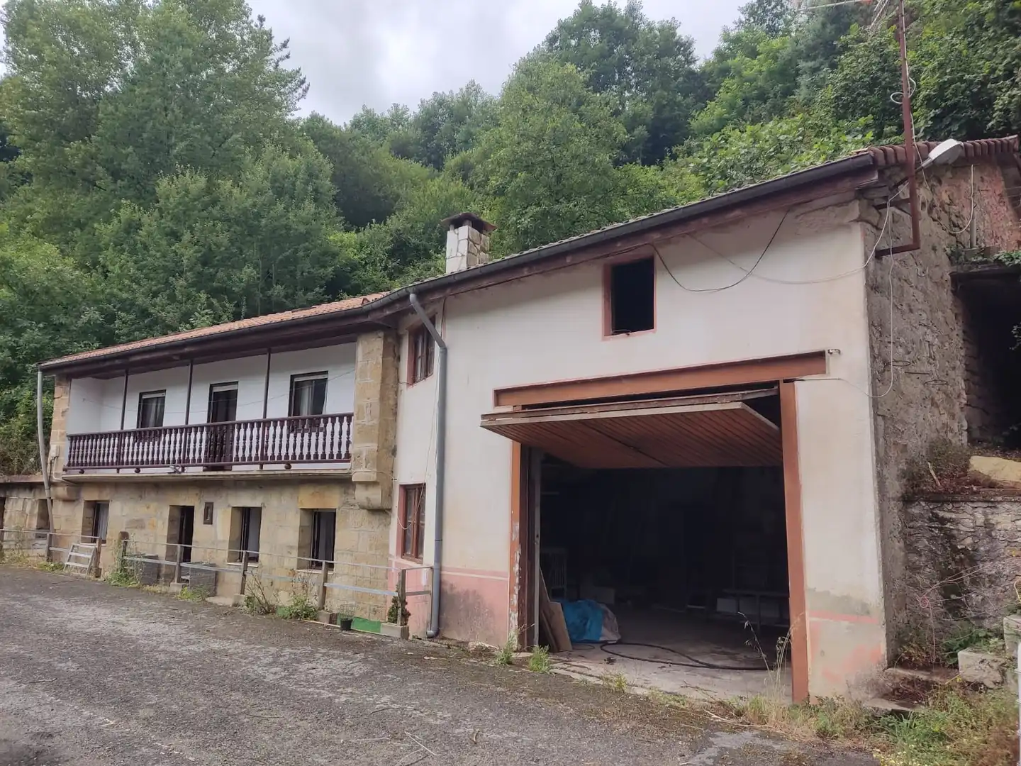 Vista exterior de Finca rústica en venda en Luena  amb Calefacció, Jardí privat i Terrassa