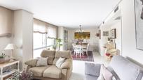 Sala d'estar de Apartament en venda en  Madrid Capital amb Aire condicionat, Calefacció i Jardí privat